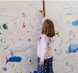 라군 유치원에서 아이들은 바다를 체험하고 그림을 통해 표현하다 (사진 = pradagroup.com)