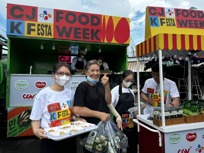 지난해 CJ K페스타 푸드 위크를 즐기는 베트남 현지 소비자. 사진=CJ 제공