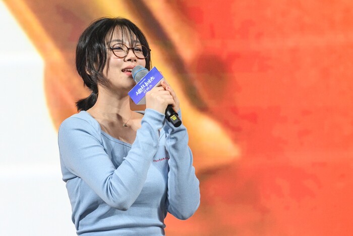 넷마블이 4월 24일 서울 구로구 지타워 사옥에서 개최한 '세븐나이츠 리버스' 이용자 초청 프리뷰 데이에 게임 공식 모델인 가수 '비비'가 참석해 특별 공연을 선보였다. 사진= 뉴시스