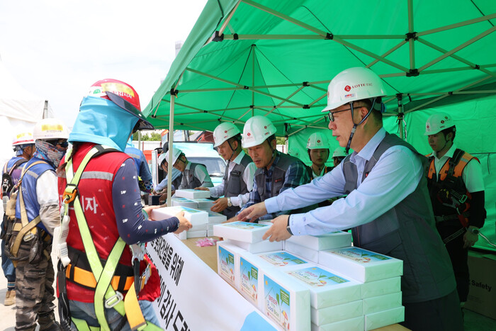 박현철 롯데건설 부회장(앞줄 오른쪽)이 지난 19일 대구 수성구 '타임빌라스 수성' 현장에서 근로자들에게 아이스크림 츄러스와 이온음료, 혹서기 용품 등을 건네는 모습. 사진=롯데건설 제공