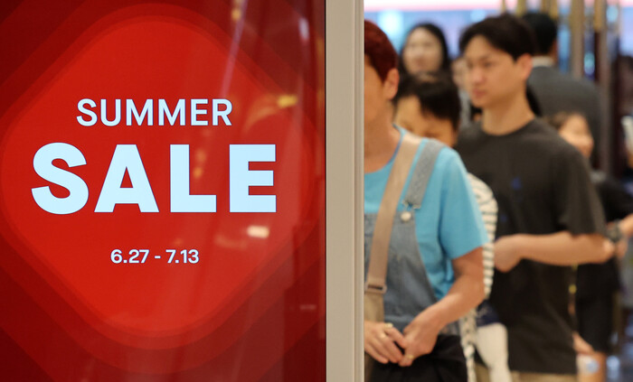 백화점 업계가 여름 휴가철을 앞두고 정기 세일에 들어간 27일 오전 서울 중구 롯데백화점 본점에 세일 안내 문구가 표시되고 있다. 사진=뉴시스