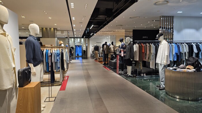 백화점 3사가 여름정기세일을 시작한 27일 서울 중구 신세계백화점 패션 브랜드 매장 모습. 사진=뉴시스