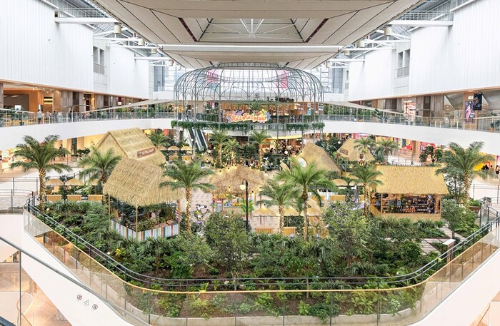 현대백화점은 본격적인 휴가철을 맞아 전국 백화점 점포에서 여름 테마 행사 '후이 후이 마우이(Hu‘i Hu‘i Maui)'를 진행한다고 24일 밝혔다.사진=현대백화점 제공