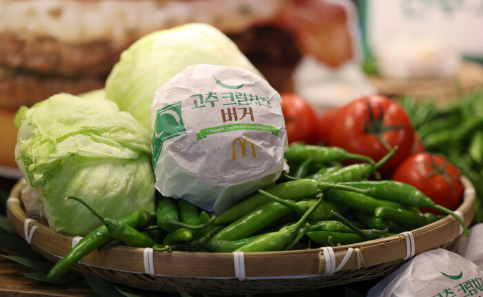 지난해 7월 한국맥도날드가 출시한 '맥도날드 한국의 맛 프로젝트' 진주 고추 크림치즈 버거. 사진=뉴시스