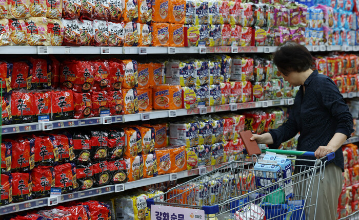 지난 2일 서울의 한 대형마트에서 시민이 라면을 살펴보고 있다. 소비자물가지수는 한 달 만에 2%대로 올라서며 지난 1월 이후 가장 높은 수준을 기록했다. 사진=뉴시스