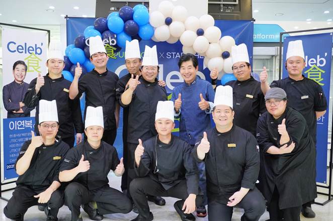 이연복 셰프가 풀무원푸드앤컬처 급식 사업장에서 배식과 포토 이벤트를 진행한 후 임직원들과 기념 촬영을 하고 있다. 사진=풀무원푸드앤컬처