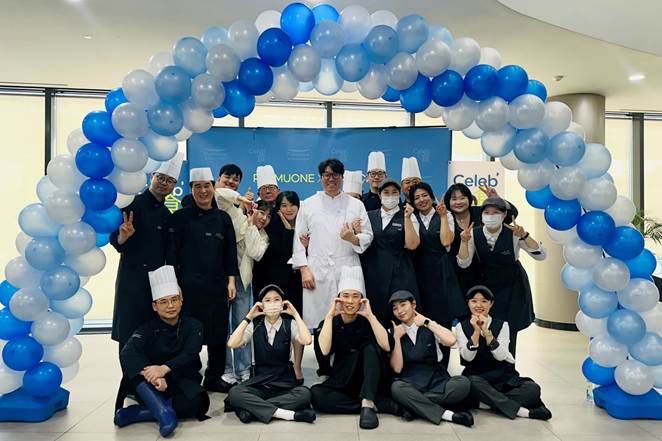 오세득 셰프가 풀무원푸드앤컬처 급식 사업장에서 배식과 포토 이벤트를 진행하며 기념 촬영을 했다. 사진=풀무원푸드앤컬처