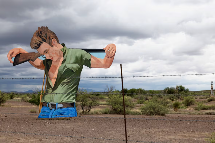 텍사스 고속도로에 위치한 배우 제임스 딘의 아트웍, 그는 쿨함(반항)의 상징이다 (사진 = CBC 라디오 기사)