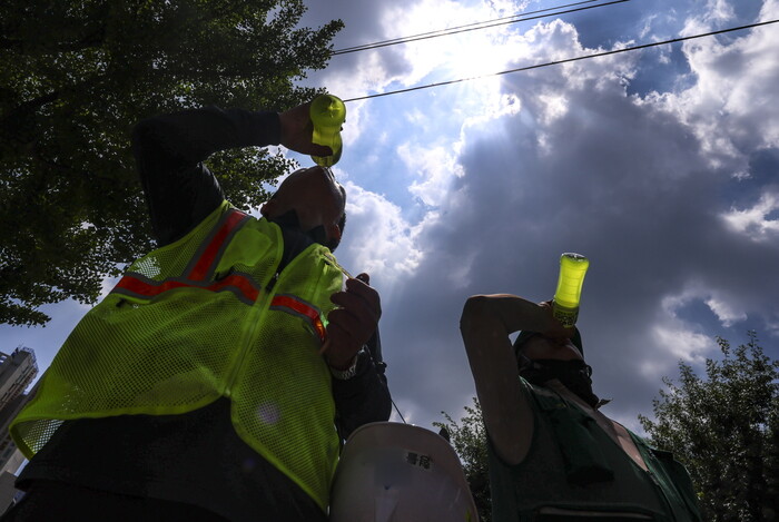 지난 9일 서울 시내 한 건설현장 노동자가 더위를 식히기 위해 음료수를 마시고 있다. 사진=뉴시스