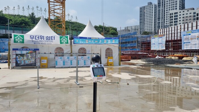 한국토지주택공사(LH)가 건설현장 내 작업공간에 설치한 체감온도 측정기. 사진=LH 제공