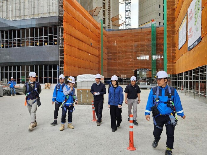 지난 5월 29일 e편한세상 삼천포 오션프라임 현장에서 DL이앤씨 이길포 CSO(앞줄 왼쪽 세번째)와 고용노동부 정원희 진주지청장(우측 세번째)이 현장을 점검 중이다. 사진=DL이앤씨 제공
