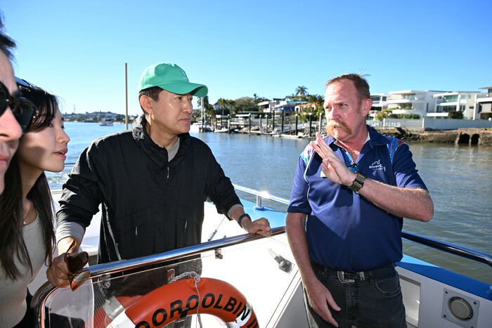 오세훈 서울시장이 지난 8일 오후(현지시간) 호주 브리즈번 수상버스 ‘시티캣’에 탑승해 브리즈번시 관계자로부터 정시운항 경험과 안전관리 방안 등을 청취하고 있다. 사진=서울시 제공