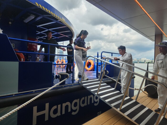 지난 1일 한강버스 체험운항을 마치고 잠실 선착장에서 내리는 시민들. 사진=뉴시스