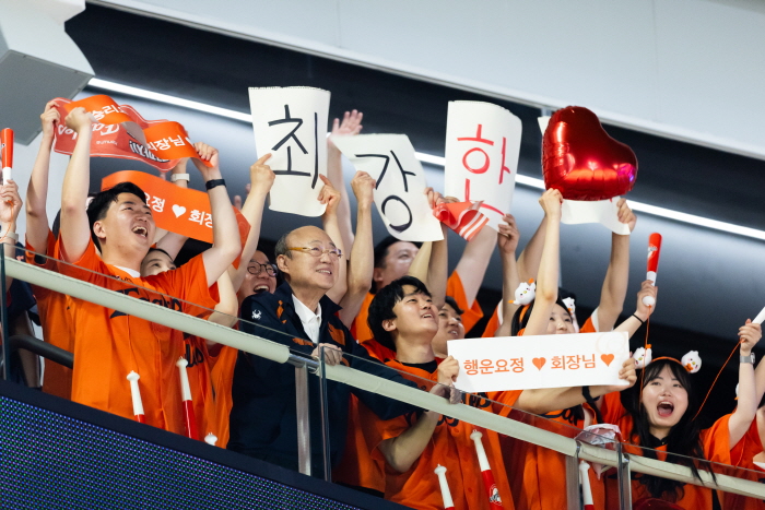 김승연 한화그룹 회장이 지난 3일 임직원들과 함께 경기를 관람하고 있다. 사진=한화그룹