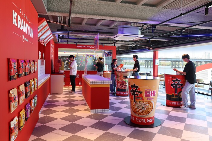 농심, 한강버스 선착장에 K라면 체험매장 조성. 사진=농심 제공