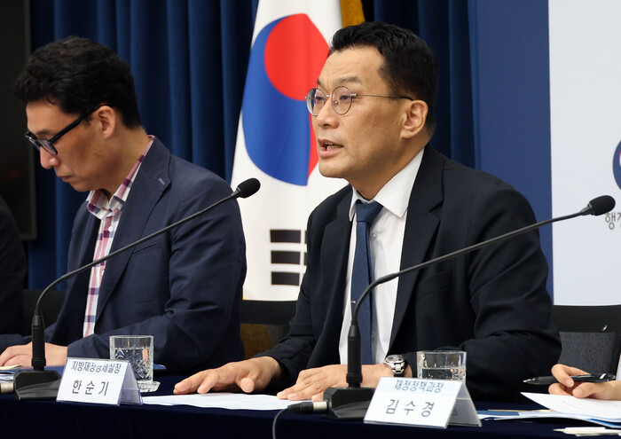 한순기 행정안전부 지방재정경제실장이 15일 세종시 정부세종청사에서 민생회복 소비쿠폰 지급대상과 신청방식 등을 설명하고 있다. 사진=뉴시스