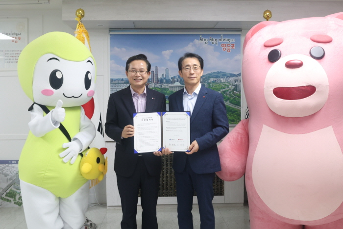 18일 서울 영등포구청에서 열린 업무협약식에서 최호권 영등포구청장(왼쪽), 김재겸 롯데홈쇼핑 대표가 기념촬영을 하고 있다. 사진=롯데홈쇼핑