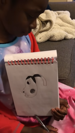 '그거 색소침착이니(Is that Hyperpigmentation)' 밈은 2019년 미국의 한 소녀가 엄마의 얼굴을 그리는 과정에서 색소침착을 크게 강조하고 민망해하는 모습이 유행을 타면서 유명해졌다. 사진=ViralHog 유튜브 공식 계정 캡처.