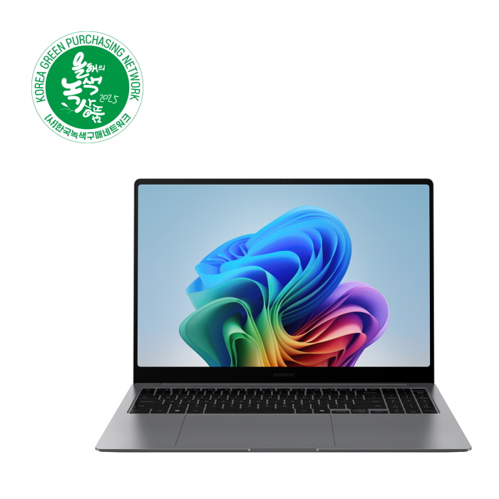 '2025 대한민국 올해의 녹색상품' 시상식에서 2관왕을 차지한 삼성전자 갤럭시 북5 프로. 사진=삼성전자