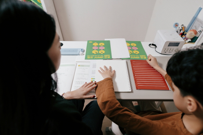 시각장애 아동과 튜터가 점자 일일 학습지 ‘점프(JUMP)’로 11 튜터링을 진행하고 있다