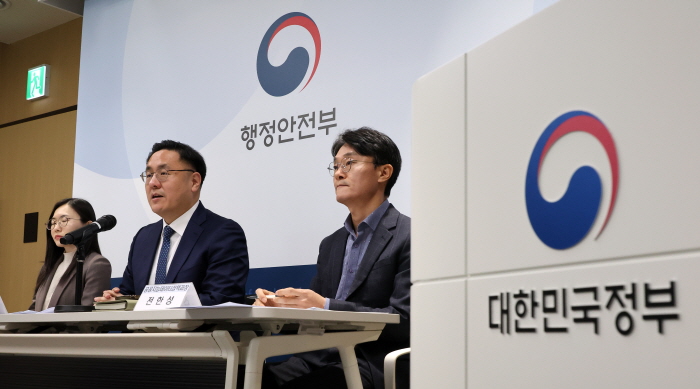 배일권 행정안전부 공공지능데이터국장이 지난 2월 세종시 정부세종청사에서 공공데이터 개방 정책 주요 성과와 추진계획을 설명하고 있다. 사진=뉴시스