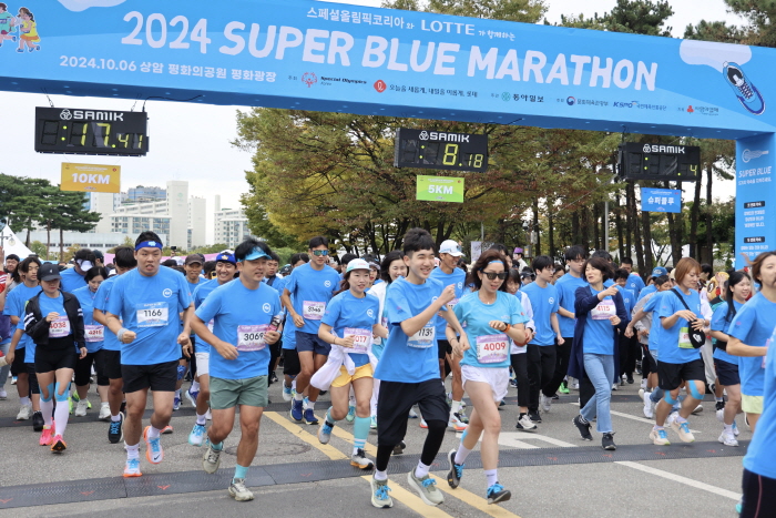 롯데가 지난해 10월 서울 마포구 평화의공원 일대에서 ‘제9회 슈퍼블루마라톤‘을 개최했다. 사진=롯데지주