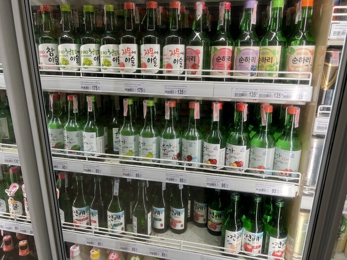 태국 치앙마이 내 한 대형마트에 국내 업체들과 현지 업체들의 소주가 진열된 모습. 사진=뉴시스