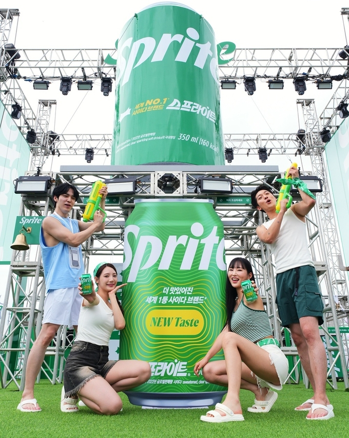 스프라이트는 '워터밤 서울 2025'의 메인 후원사로 참여해 스프라이트 캔 모양의 구조물에서 물이 쏟아지는 '스프라이트 스테이지' 등 물줄기를 활용한 다양한 체험존을 마련해 상쾌함을 직접 느낄 수 있도록 했다. 사진=코라콜라