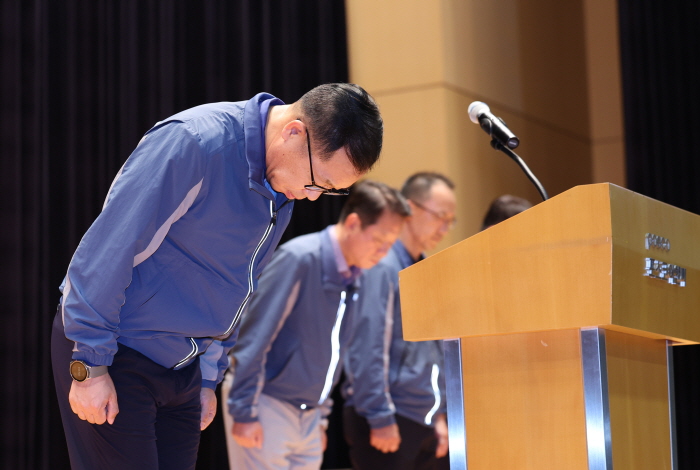   정희민 포스코이앤씨 대표이사 사장이  7월 29일 오후 인천 연수구 포스코이앤씨 인천 송도사옥에서 지난 7월 28일 경남 함양~창녕 고속도로 현장에서 발생한 중대재해와 관련해 고개숙여 사과하고 있다. 사진=뉴시스