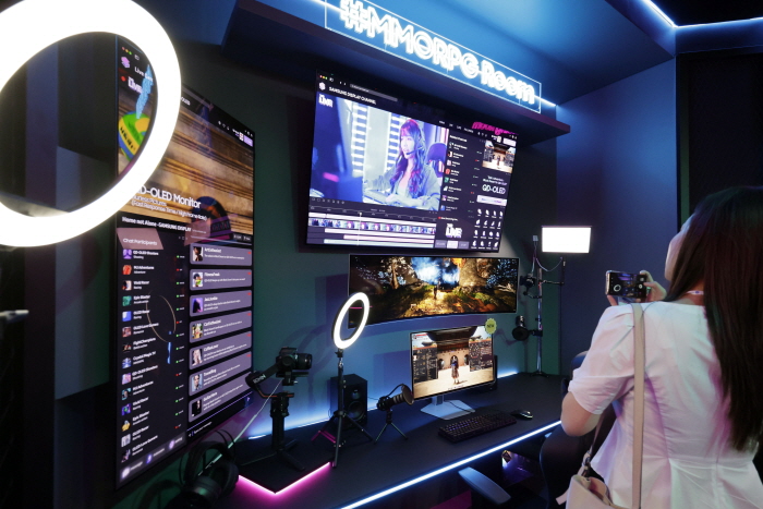 작년 8월 14일 서울 강남구 코엑스에서 열린 2024 한국디스플레이산업 전시회를 찾은 시민들이 삼성 디스플레이의 게임 관련 전시품을 살펴보고 있다. 사진=뉴시스