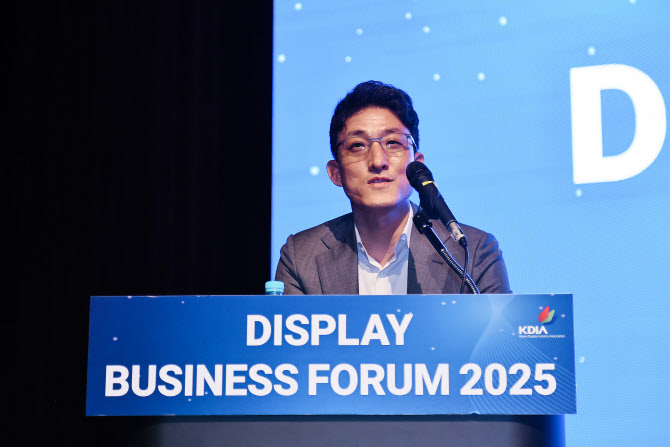 황상근 LG디스플레이 상무가 6일 서울 강남구 코엑스에서 열린 ‘디스플레이 비즈니스 포럼 2025’에서 기조연설을 하고 있다. 사진=한국디스플레이산업협회