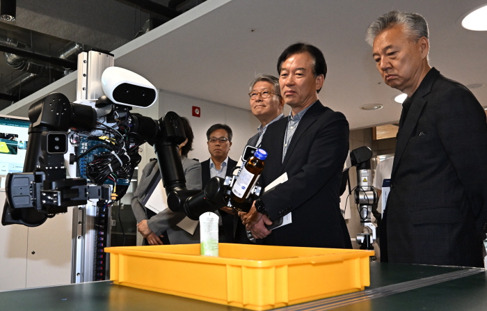 정태호 국정기획위원회 경제1분과 위원장이 7일 서울 관악구 서울대 AI연구원에서 열린 국정위 ‘기술과 아이디어로 혁신하는 우리곁의 AI 클러스터’ 행사에서 원격조종을 통한 데이터수집 및 모방학습 추론 시연을 살펴보고 있다. 사진=뉴시스