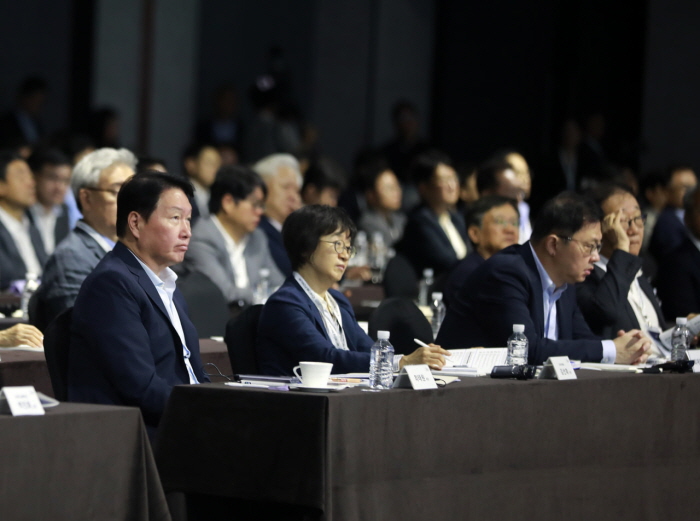 최태원 SK 회장이 18일 서울 광진구 워커힐 호텔에서 열린 '이천포럼 2025'에 참석하고 있다. 사진 왼쪽부터 최태원 SK 회장, 김선희 SK㈜ 이사회 의장, 최재원 SK 수석부회장, 김용학 SK텔레콤 이사회 의장.