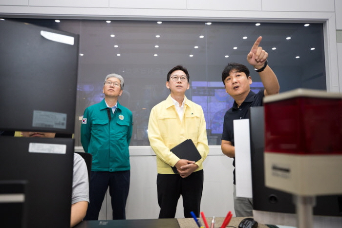 배경훈 과학기술정보통신부 장관이 19일 서울 강남구 강남도시관제센터를 방문해 '지능형 CCTV를 활용한 도시 재난대응 현황' 설명을 듣고 있다. 사진=과학기술정보통신부