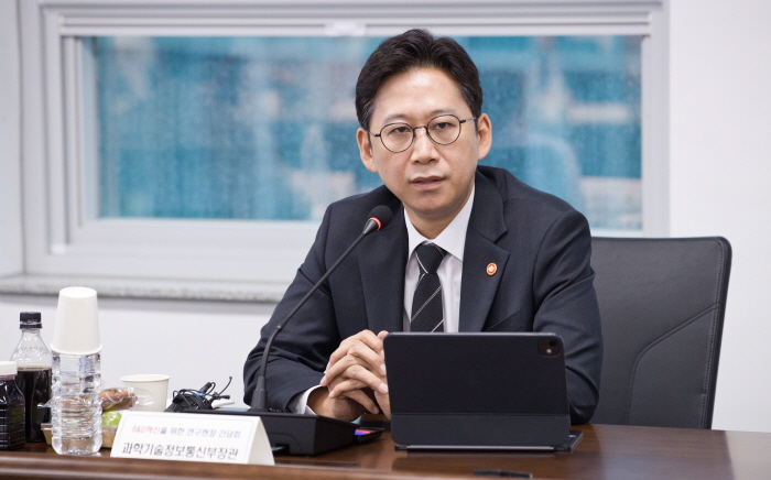 배경훈 과학기술정보통신부 장관이 13일 서울 관악구 서울대학교 반도체공동연구소에서 열린 'R&D 생태계 혁신을 위한 연구현장 간담회' 에서 연구자들과 연구개발 생태계 혁신방안 관련 의견을 나누고 있다. 사진=과학기술정보통신부 제공