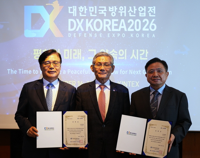 한국방위산업MICE협회 김영후 이사장(사진 가운데)이 권평오 전 KOTRA 사장(사진 왼쪽)과 박한기 전 합참의장 (육군대장)에게 공동 조직위원장으로 위촉장을 전달하고 있다.