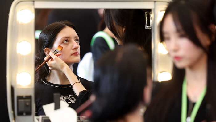 CJ올리브영이 고객 참여형 어필리에이트 프로그램 '올리브영 쇼핑 큐레이터'를 론칭한다고 22일 밝혔다. 사진은 지난 5월 열린 '2025 올리브영 페스타'에서 메이크업 체험을 하고 있는 외국인 관람객. 사진=뉴시스