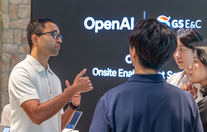 서울 종로구 GS건설 본사서 지난 21일 오픈AI 담당자들이 방문해 직원들과 프로그램 관련 워크숍을 진행하고 있다. 사진=GS건설 제공