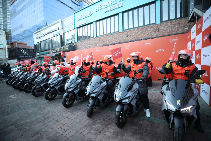 2022년 1월 14일 오전 서울 광진구 로데오프라자 앞에서 열린 신한은행 배달앱 '땡겨요' 런칭 행사에서 배달라이더들이 화이팅을 외치고 있다. 사진=뉴시스