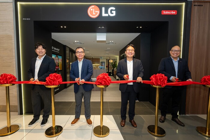 LG전자 관계자들이 싱가포르 구독 전용 브랜드샵 오픈을 기념하고 있다. 사진=LG전자 제공