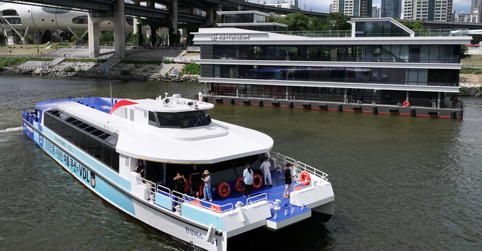 지난 7월 1일 시범 운항을 시작한 한강버스가 서울 한강 잠실 선착장을 향해 운항하고 있다. 사진=뉴시스