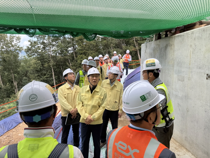김윤덕 국토교통부장관은 8월 29일 오전 세종포천 고속도로 오송지선 건설공사 현장(세종 전동면)의 안전관리 실태를 점검하고 있다. 사진=국토교통부