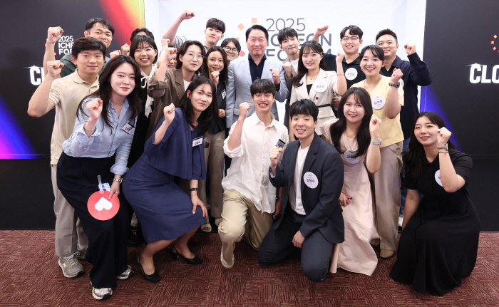 최태원 SK그룹 회장이 20일 SK서린사옥에서 열린 '이천포럼 2025'에 참여한 구성원들과 기념사진을 촬영하고 있다. 사진=SK