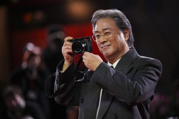  박찬욱 감독이 지난 8월 29일 이탈리아 베네치아에서 열린 제82회 베네치아국제영화제에서 영화 ‘어쩔 수가 없다’(No Other Choice) 포토콜 행사에 참석해 카메라를 들고 포즈를 취하고 있다. 사진=뉴시스