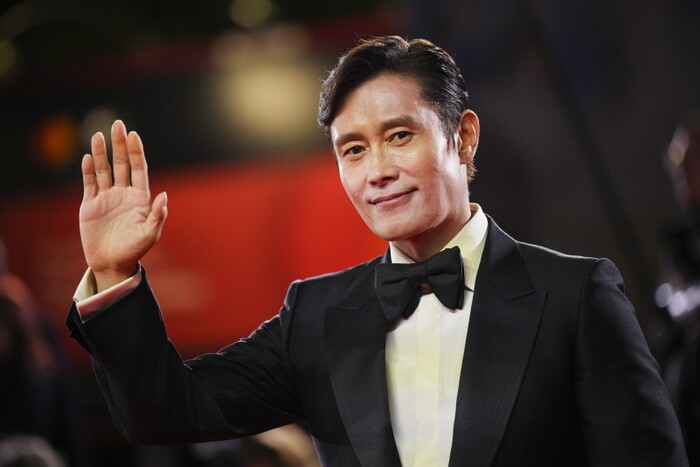 배우 이병헌이 이탈리아 베네치아에서 열린 제82회 베네치아국제영화제에서 포즈를 취하고 있다. 사진=뉴시스