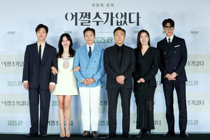  영화 ‘어쩔수가없다‘ 제작보고회에서 포즈를 취하고 있다. 사진=뉴시스