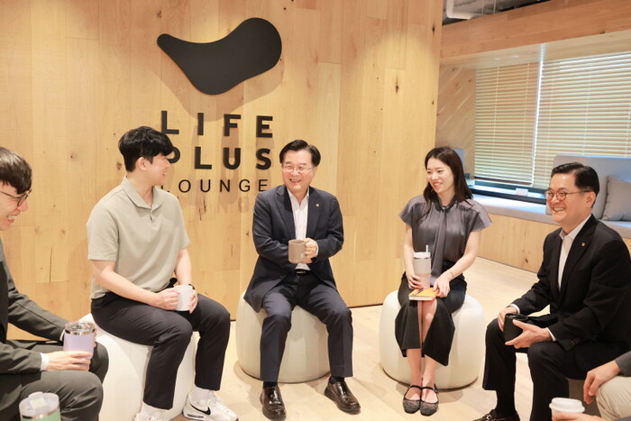 한화생명 권혁웅 부회장(왼쪽 세번째)과 이경근 사장(맨 오른쪽)이 임직원과 소통하는 자리를 가졌다. 사진-한화그룹