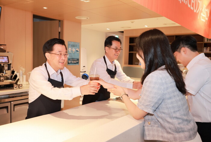 권혁웅 부회장(맨 왼쪽)과 이경근 사장이 직원들과 티타임 소통시간을 마련했다. 사진=한화그룹