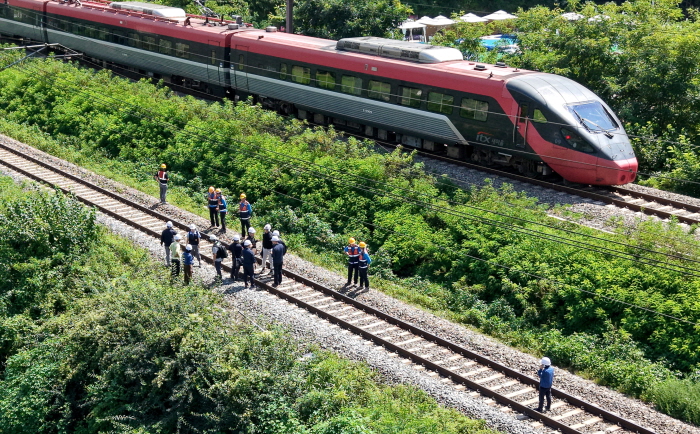 무궁화호 열차가 선로 인근에서 작업 중이던 근로자 7명을 치는 사고가 발생한 8월 19일 경북 청도군 화양읍 삼신리 경부선 철로에서 경찰과 소방, 코레일 등 관계들이 사고가 난 현장을 조사하고 있다. 사진=뉴시스