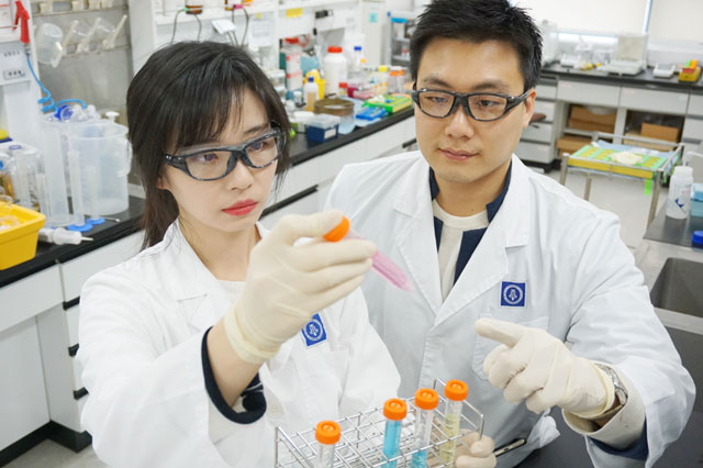 종근당 효종연구소 연구원이 신규 원료 합성 중 분리 정제 실험을 하고 있다. 사진=종근당 제공